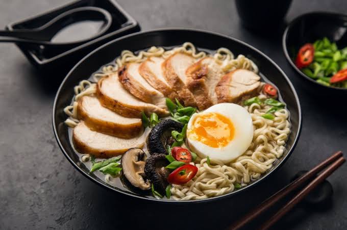 Ramen de pollo, verduras y huevo